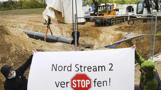 „Scanpix“/AP nuotr./Daug kritikų Europoje nepritaria tiesiamam dujotiekiui „Nord Stream 2“