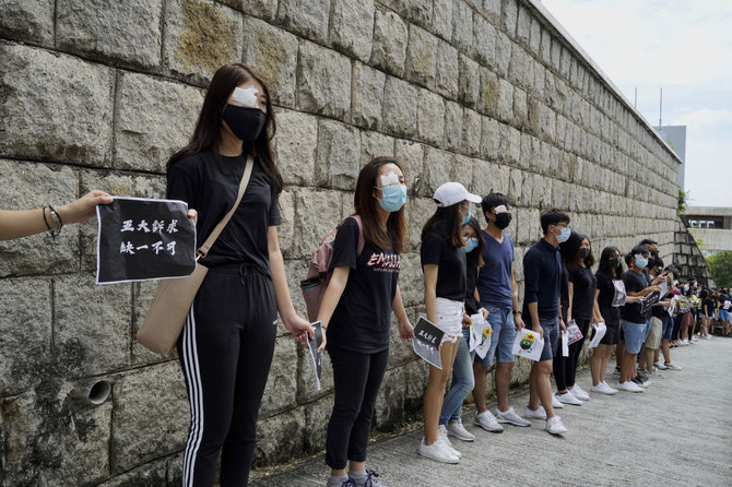 „Scanpix“/AP nuotr./Studentai Honkonge formuoja gyvąją grandinę