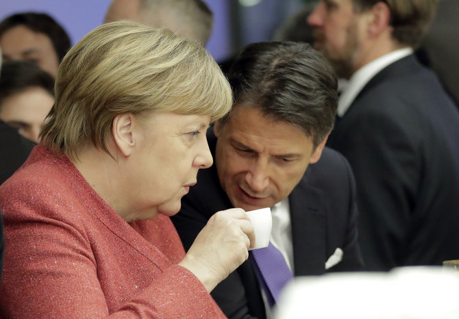„Scanpix“/AP nuotr./Angela Merkel ir Giuseppe Conte
