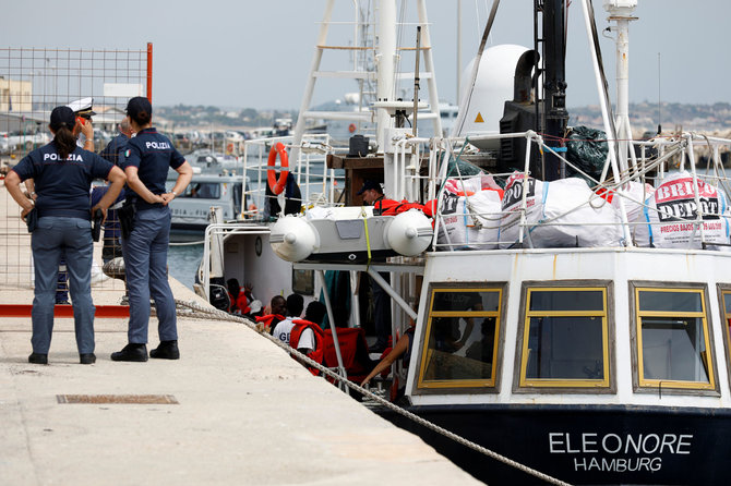 „Reuters“/„Scanpix“ nuotr./Italijos policija prie gelbėjimo laivo „Eleonore“