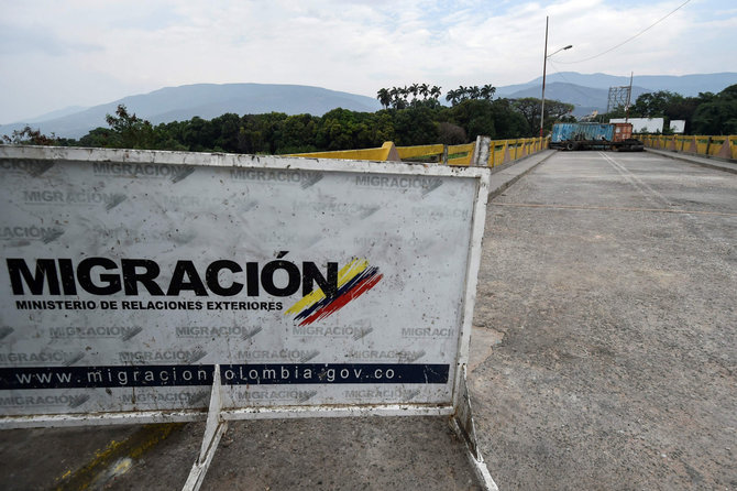 AFP/„Scanpix“ nuotr./Dabar jau uždarytas Simono Bolivaro tiltas, jungiantis Venesuelą su Kolumbija