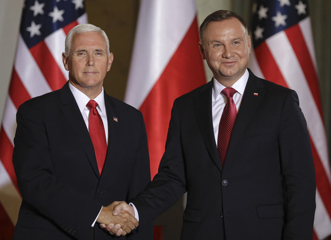 „Scanpix“/AP nuotr./JAV viceprezidentas Mike'as Pence'as ir Lenkijos prezidentas Andrzejus Duda
