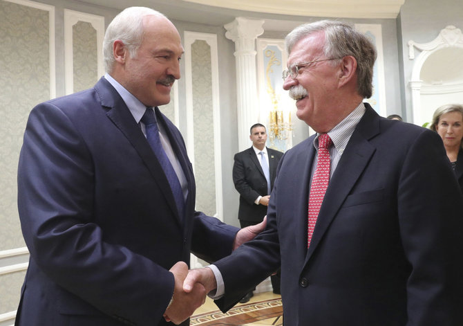 „Scanpix“/AP nuotr./Aliaksandras Lukašenka ir Johnas Boltonas Minske