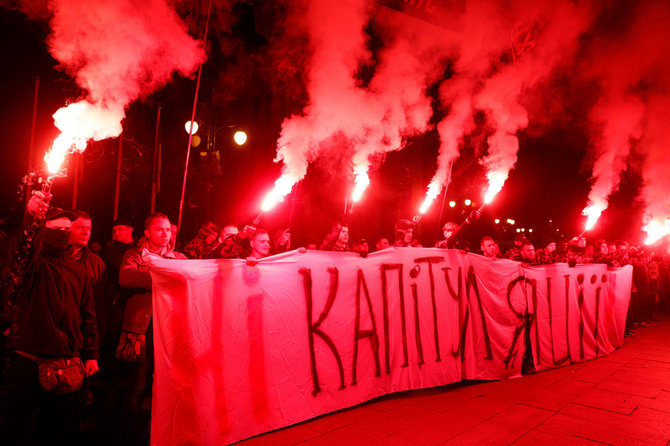 „Reuters“/„Scanpix“ nuotr./Radikalūs dešinieji iš judėjimo "Azov" protestuoja Kijeve