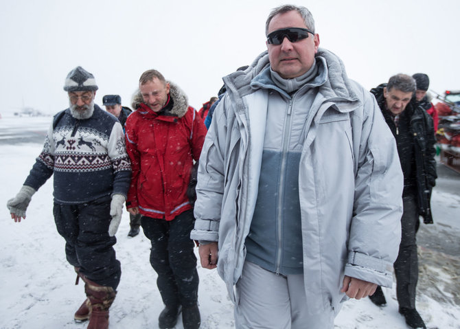 „Scanpix“/ITAR-TASS nuotr./Dmitrijus Rogozinas Svalbarde 2015 metais