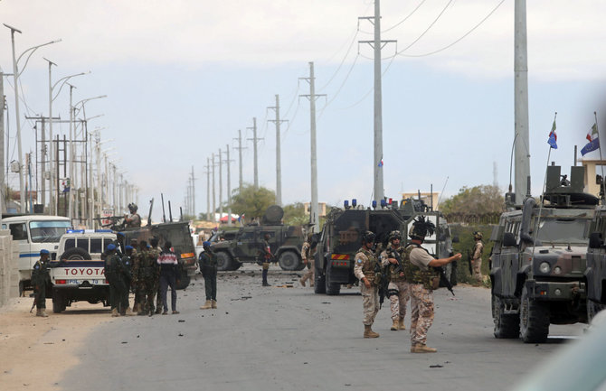 „Reuters“/„Scanpix“ nuotr./Somalyje „al Shabaab“ kovotojai atakavo JAV bazę ir ES kariškių koloną