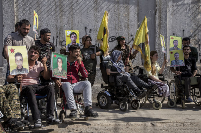 „Scanpix“/AP nuotr./Kurdų pešmergų, kovojusių su „Islamo valstybės“ džihadistais, protestas