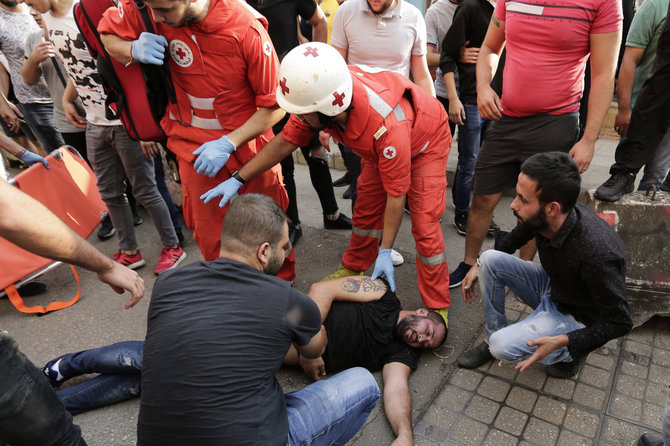 „Scanpix“/AP nuotr./Libano Raudonojo Kryžiaus savanoriai padeda protestuotojams