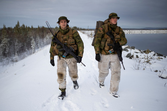„Reuters“/„Scanpix“ nuotr./Pasienyje patruliuojantys Norvegijos kariai