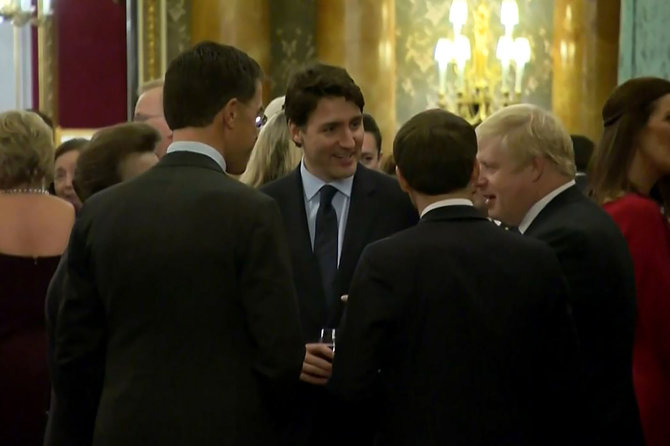 AFP/„Scanpix“ nuotr./Justinas Trudeau su kitais lyderiais juokavo apie Donaldą Trumpą?