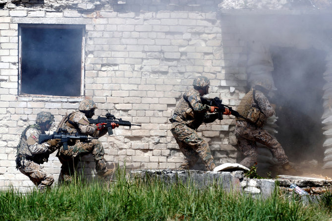 „Reuters“/„Scanpix“ nuotr./Latvijos nacionalinės gvardijos pratybos