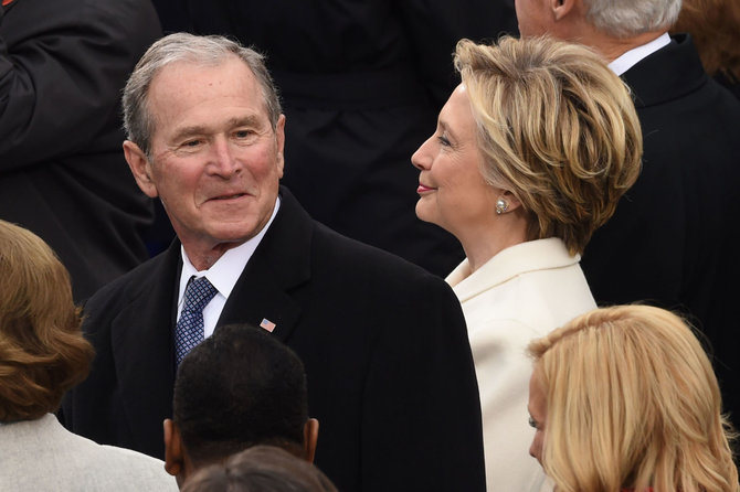 AFP/„Scanpix“ nuotr./George'as W.Bushas ir Hillary Clinton per Donaldo Trumpo inauguraciją