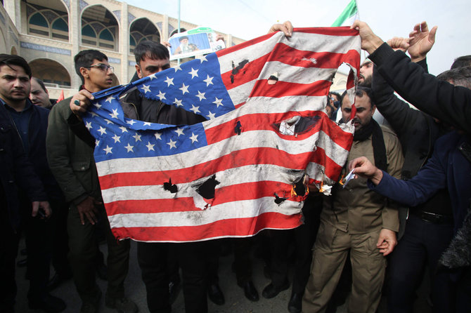 AFP/„Scanpix“ nuotr./Iraniečiai degino ir plėšė JAV vėliavas