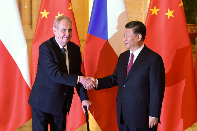 „Reuters“/„Scanpix“ nuotr./Milošas Zemanas ir Xi Jinpingas Pekine
