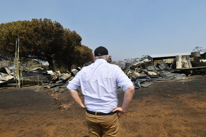 „Reuters“/„Scanpix“ nuotr./Scottas Morrisonas apžiūri gaisrų nuniokotus namus