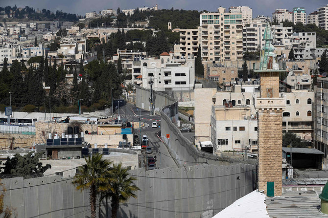 AFP/„Scanpix“ nuotr./Barjeras tarp Abu Diso (dešinėje) ir Rytų Jeruzalės