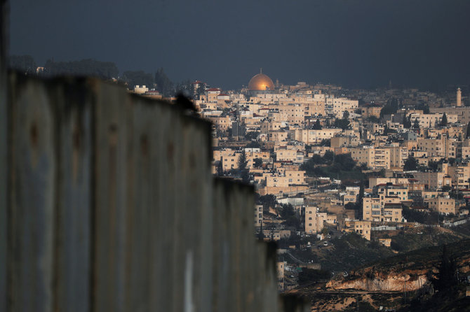 „Reuters“/„Scanpix“ nuotr./Iš Abu Diso matomas Uolos kupolas Jeruzalėje