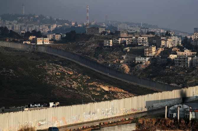 „Reuters“/„Scanpix“ nuotr./Barjeras tarp Abu Diso ir Rytų Jeruzalės