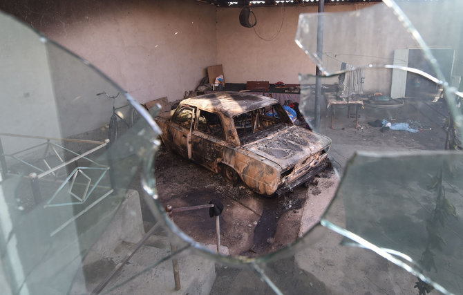 AFP/„Scanpix“ nuotr./Per riaušes buvo deginami automobiliai, namai