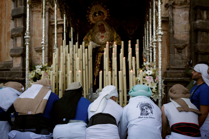 „Reuters“/„Scanpix“ nuotr./Tradicinė Velykų procesija Ispanijoje