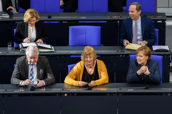 „Scanpix“ nuotr./Vokietijos Bundestage pabrėžtinai posėdžiaujama be jokių apsauginių kaukių