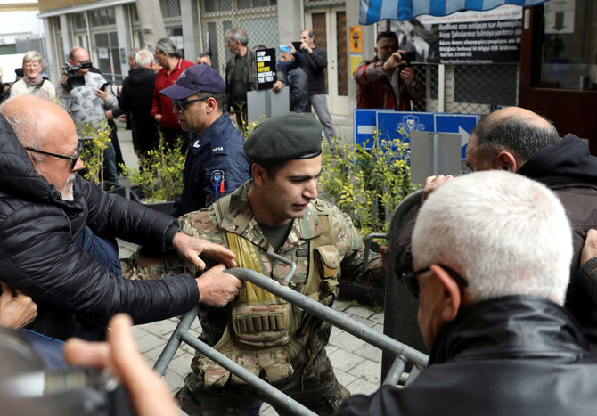 „Reuters“/„Scanpix“ nuotr./Neramumai perėjoje