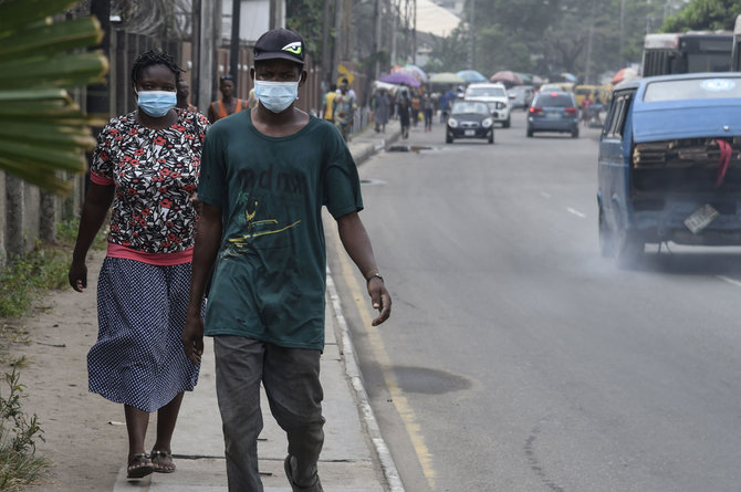 AFP/„Scanpix“ nuotr./Nigerijos didmiestyje Lagose gyvenimas tiesiog verda