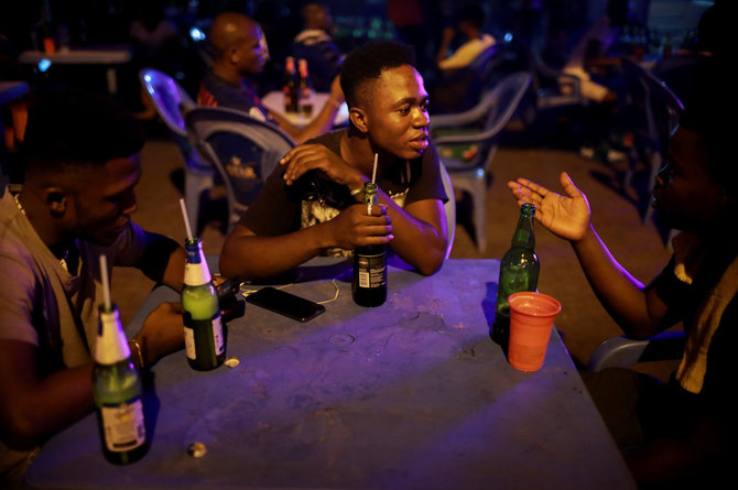 „Reuters“/„Scanpix“ nuotr./Lagose klesti daugybė barų