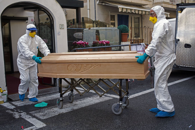 „Scanpix“/AP nuotr./Koronavirusas Italijoje ypač skaudžiai smogia šalies senoliams