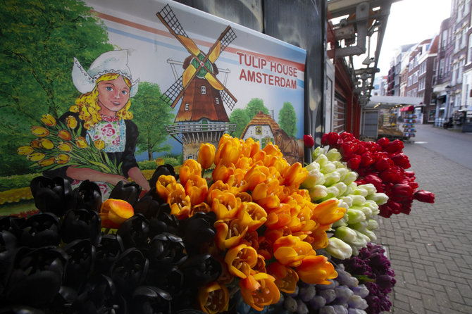 „Scanpix“/AP nuotr./Uždarytas gėlių turgus Amsterdame