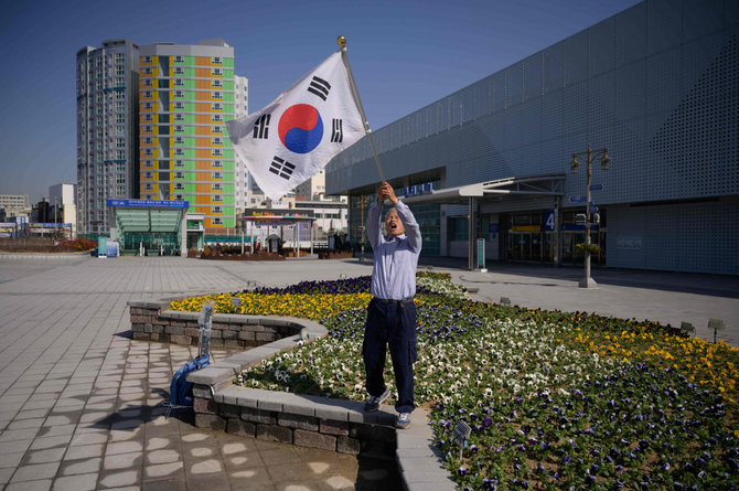 AFP/„Scanpix“ nuotr./Vyras Pietų Korėjos Tegu mieste