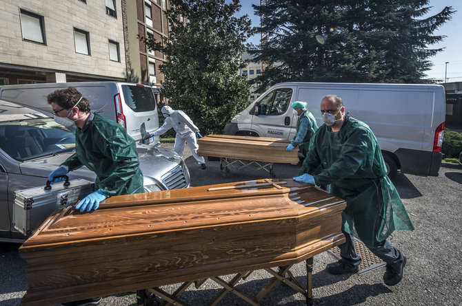 „Scanpix“ nuotr./Kariuomenė gabena karstus su mirusiųjų kūnais iš Bergamo