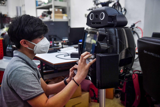 AFP/„Scanpix“ nuotr./Tailande su koronavirusu kovoti padeda „robotai nindzės“