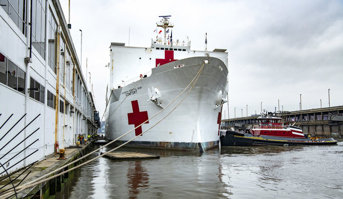 „Scanpix“ nuotr./JAV karinio jūrų laivyno laivas-ligoninė „USNS Comfort“ Niujorke