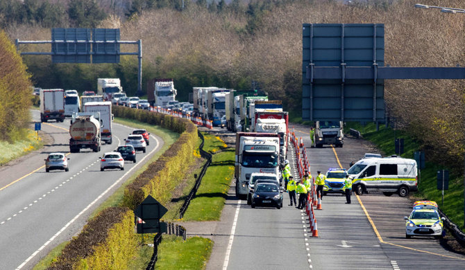 AFP/„Scanpix“ nuotr./Policija vykdo patikras Airijos keliuose