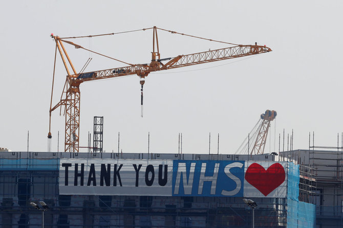 „Reuters“/„Scanpix“ nuotr./Britai irgi dėkoja medikams