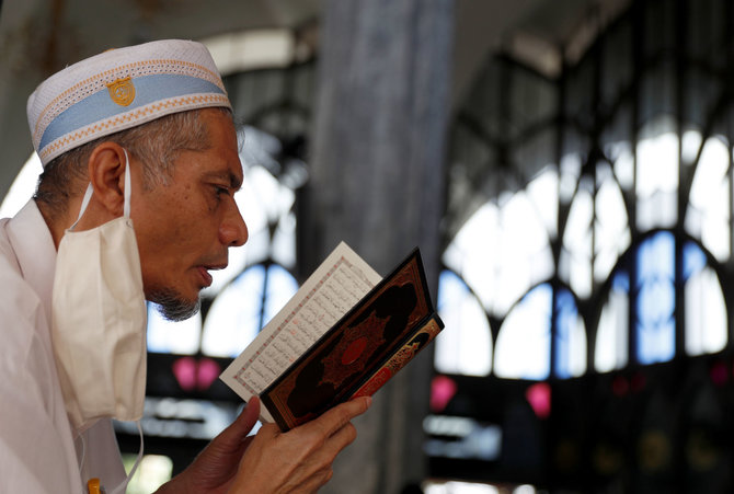 „Reuters“/„Scanpix“ nuotr./Musulmonai Ramadaną pradeda beprecedentėmis karantino sąlygomis