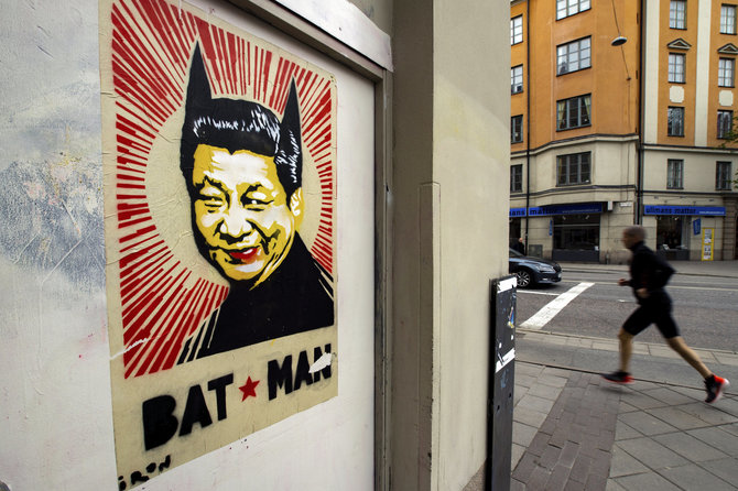 „Scanpix“/AP nuotr./Plakatas Stokholme, kuriame – „Betmenu“ vadinamo Xi Jinpingo karikatūra