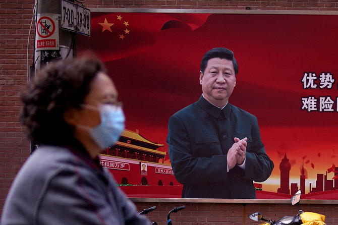 „Reuters“/„Scanpix“ nuotr./Plakatas su Xi Jinpingo nuotrauka Šanchajuje