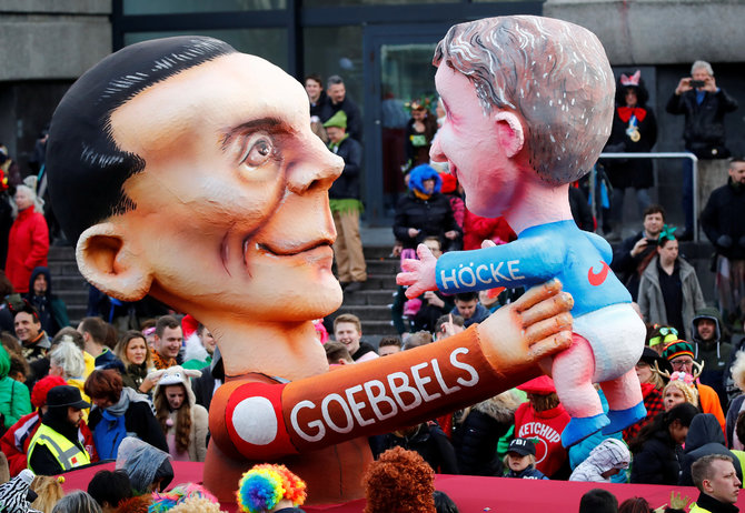 „Reuters“/„Scanpix“ nuotr./Lėlės, vaizduojančios Josephą Goebbelsą ir Björną Höcke, Diuseldorfo karnavale