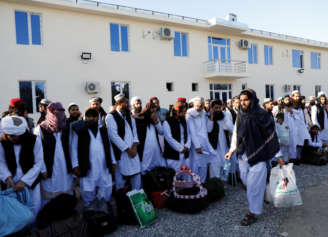 „Reuters“/„Scanpix“ nuotr./Iš kalėjimo paleisti Talibano kovotojai