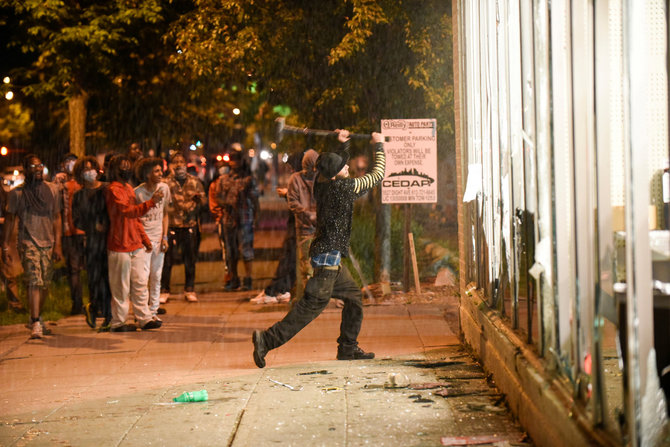 „Reuters“/„Scanpix“ nuotr./JAV antrą vakarą vyko pikti protestai dėl incidento, kai policininkas nužudė juodaodį