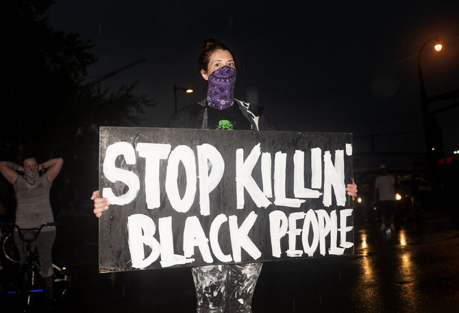 AFP/„Scanpix“ nuotr./JAV antrą vakarą vyko pikti protestai dėl incidento, kai policininkas nužudė juodaodį