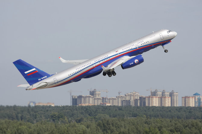 „Scanpix“/ITAR-TASS nuotr./Rusijos žvalgybos lėktuvo „Tupolev Tu-214ON“ skrydis