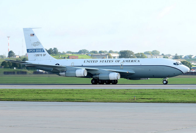 AFP/„Scanpix“ nuotr./Pagal „Atviro dangaus“ sutartį į misiją išskrendantis JAV lėktuvas OC-135