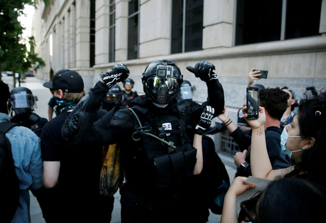 „Reuters“/„Scanpix“ nuotr./Juodai apsirengęs protestuotojas Mineapolyje