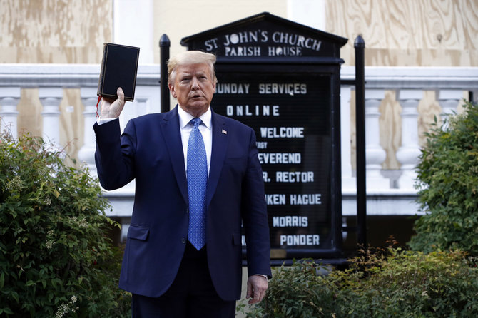 „Scanpix“/AP nuotr./D.Trumpas pozuoja su Biblija prie bažnyčios