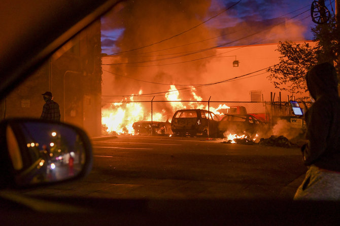 „Scanpix“ nuotr./Protestų nusiaubtas Mineapolio miestas JAV