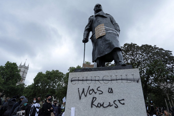 AFP/„Scanpix“ nuotr./Subjaurota W.Churchillio statula Londone