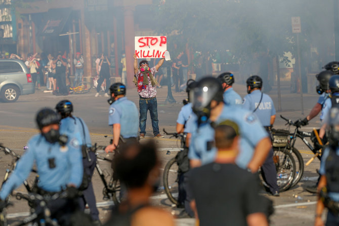 „Reuters“/„Scanpix“ nuotr./Mineapolio policijos pareigūnai